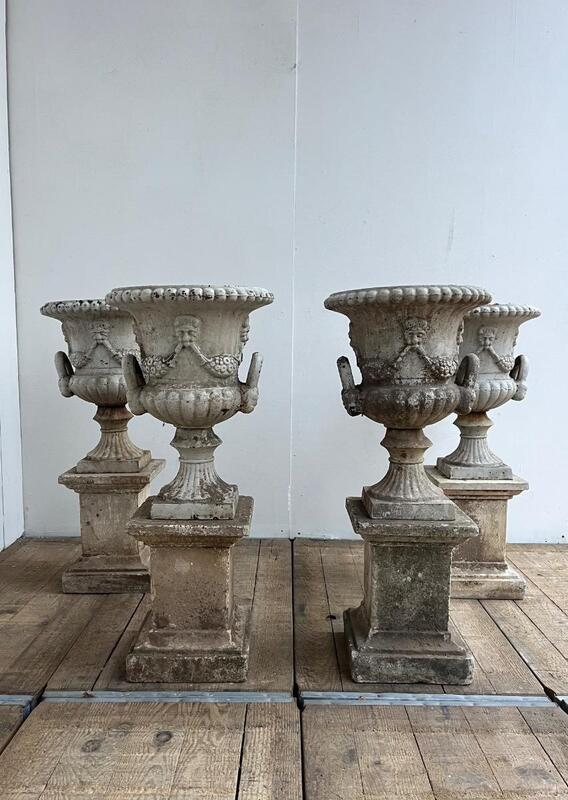 4 vasques en fonte sur socle en pierre reconstituée -patine d’origine 