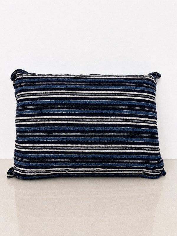 Cushion Indigo West African Textile / Coussin Textile Indigo Afrique de l’Ouest