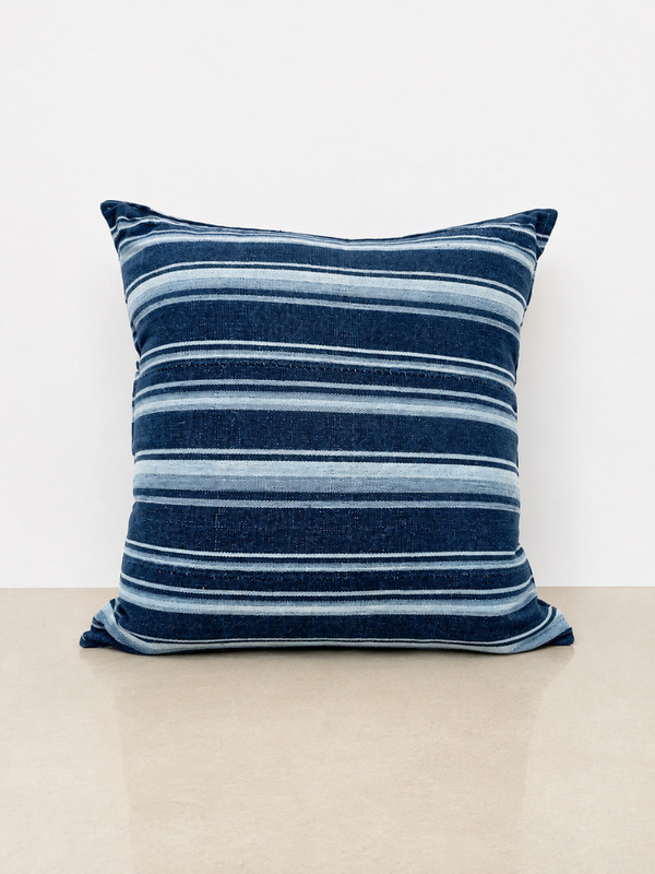 Cushion West African Indigo Textile / Coussin Textile Indigo Afrique de l’Ouest 
