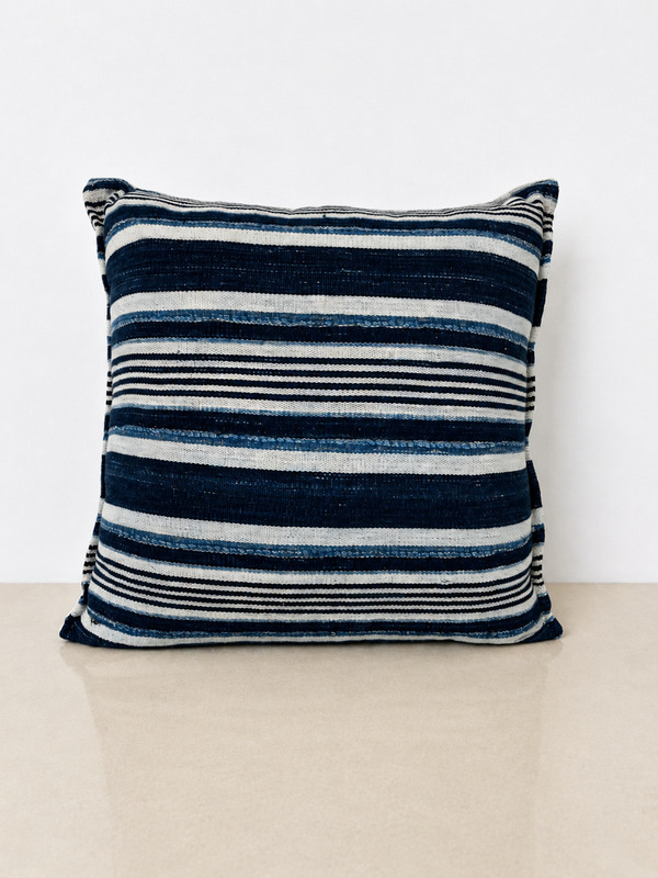 Cushion West African Indigo Textile / Coussin textile Indigo Afrique de l’Ouest 