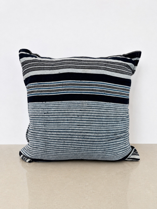 Cushion West African Indigo textile / Coussin Textile Indigo Afrique de l’Ouest