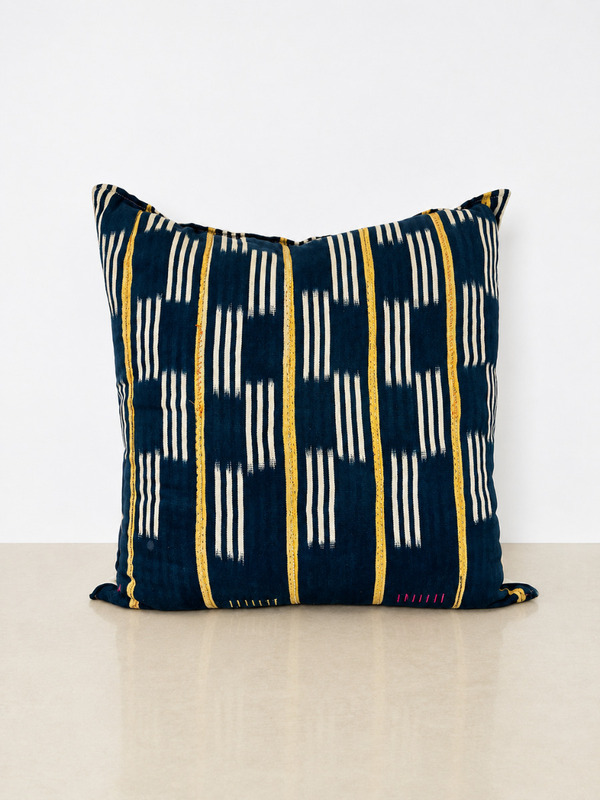 Cushion West African Textile indigo / Coussin textile Indigo Afrique de l’Ouest 
