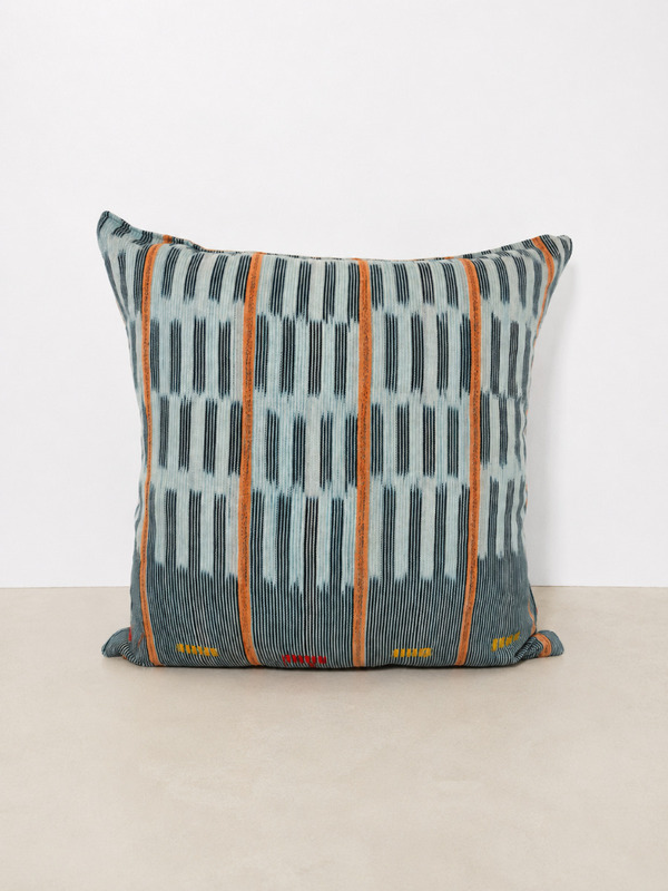Cushion West African textile Indigo Afrique/ Coussin tissu Indigo Afrique de l’Ouest 